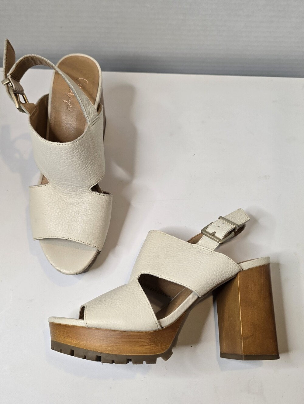 Crown Vintage Pebbled Leather Platform Sandal Size 7.5